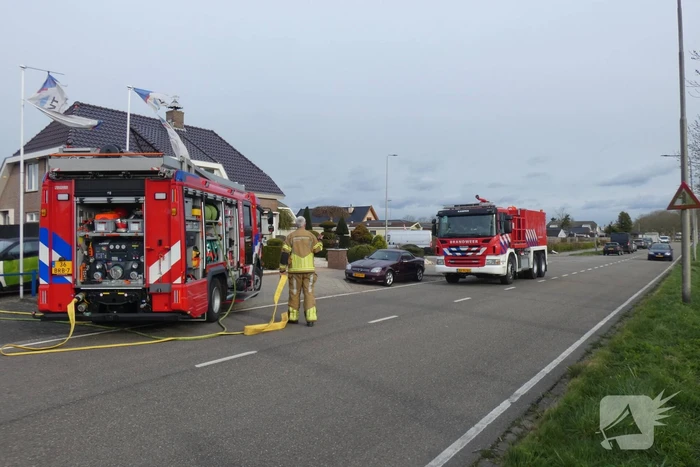 Geparkeerde auto vat vlam