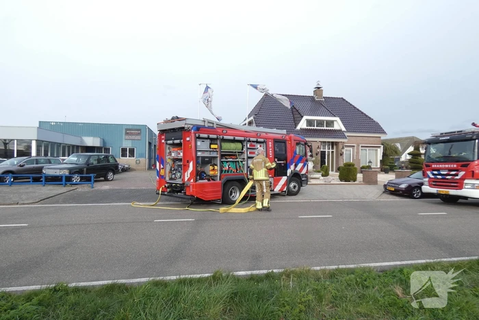 Geparkeerde auto vat vlam