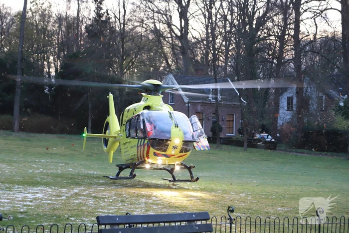 Traumahelikoper landt in voortuin van villa