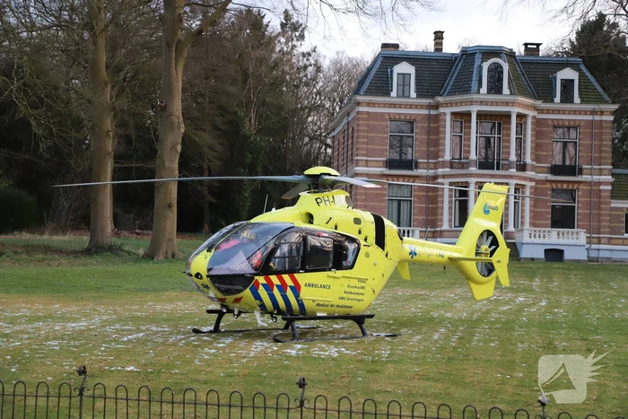 Traumahelikoper landt in voortuin van villa