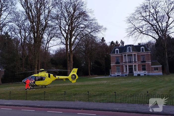 Traumahelikoper landt in voortuin van villa