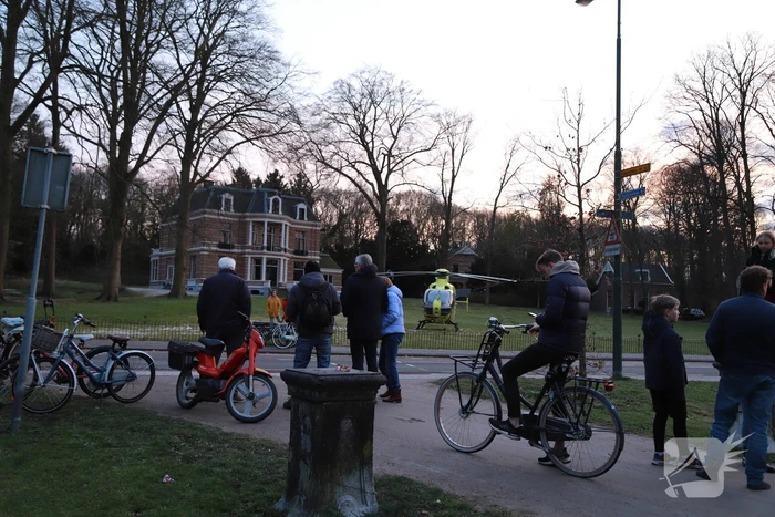 Traumahelikoper landt in voortuin van villa