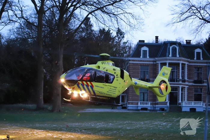 Traumahelikoper landt in voortuin van villa