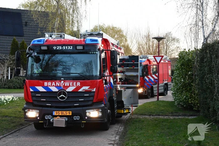 Bewoners blussen brand in woning