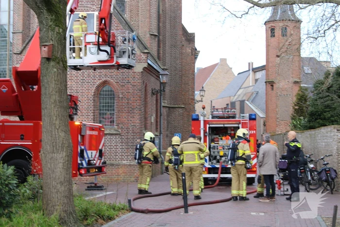 Brand in kerk zorgt voor veel rookontwikkelingen