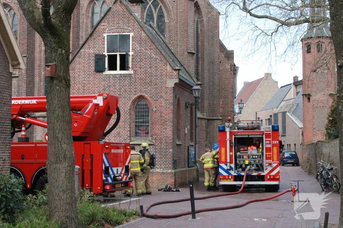 Brand in kerk zorgt voor veel rookontwikkelingen