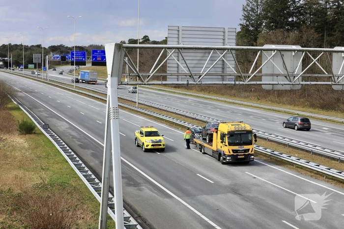 Snelweg afgesloten door ongeval met twee auto's