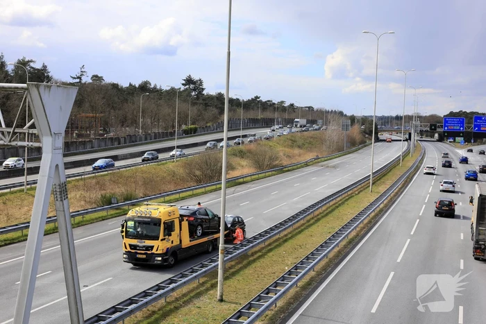 Snelweg afgesloten door ongeval met twee auto's