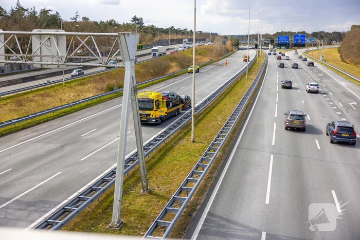 Snelweg afgesloten door ongeval met twee auto's
