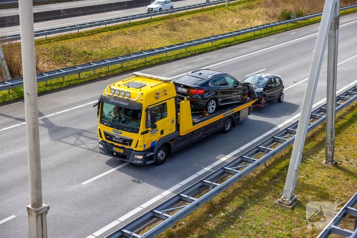 Snelweg afgesloten door ongeval met twee auto's