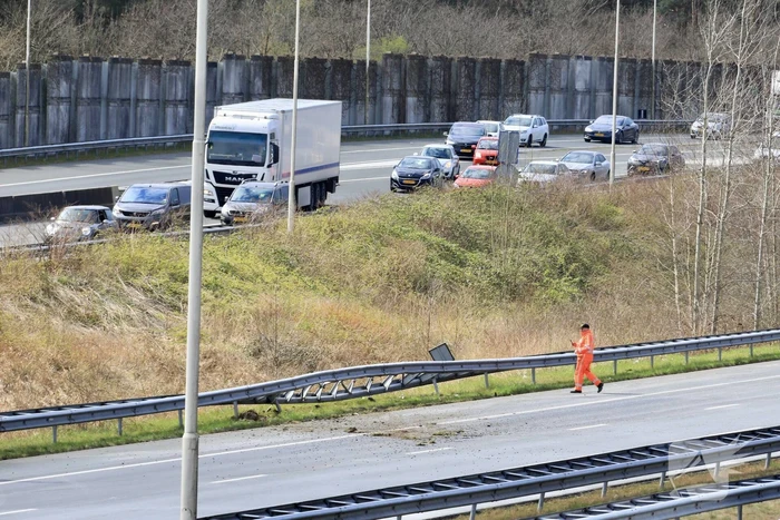 Snelweg afgesloten door ongeval met twee auto's