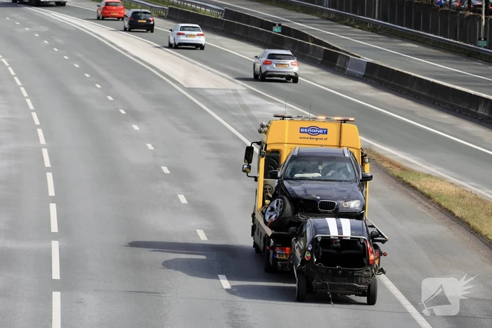 Snelweg afgesloten door ongeval met twee auto's