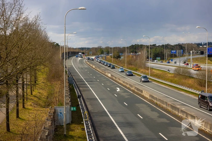 Snelweg afgesloten door ongeval met twee auto's