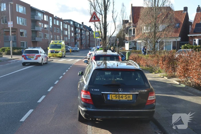 Scooterrijder botst op auto