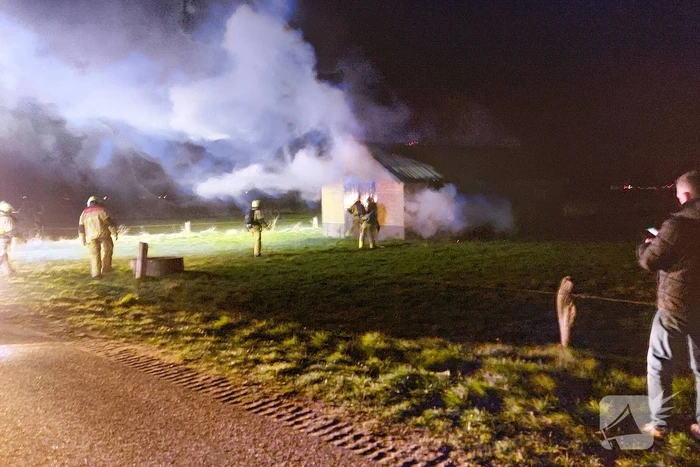 Schuur brandt volledig uit