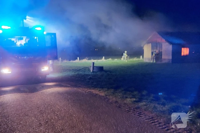 Schuur brandt volledig uit