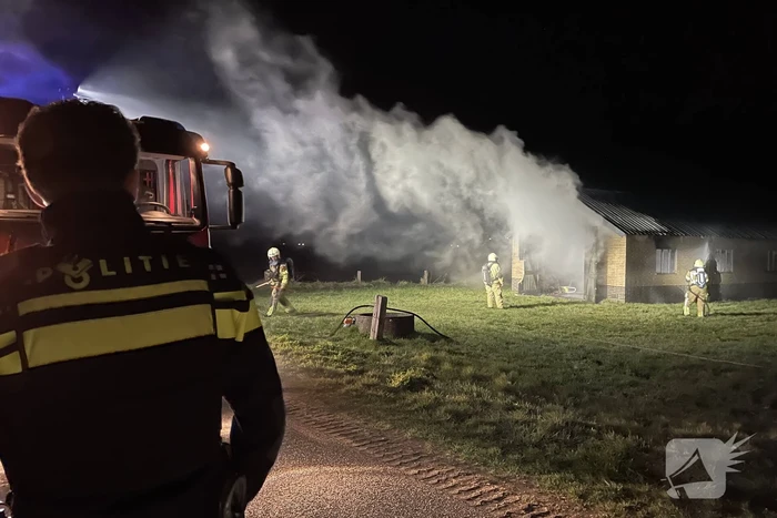 Schuur brandt volledig uit