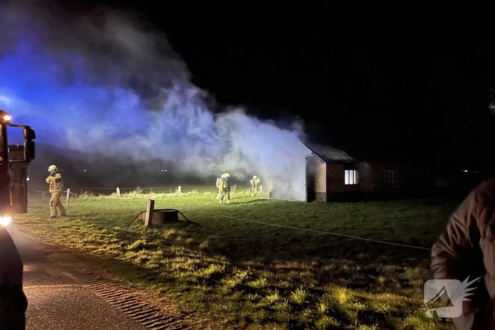 Schuur brandt volledig uit