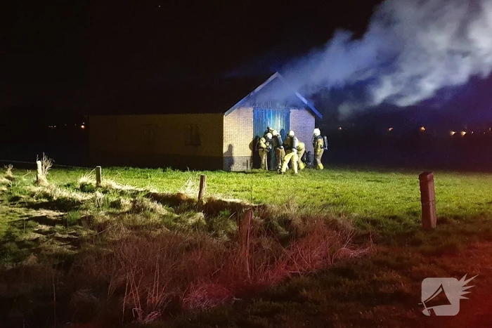 Schuur brandt volledig uit
