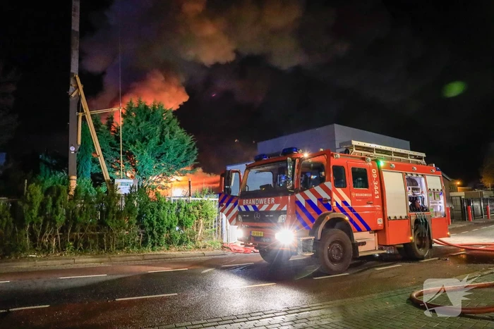 Grote vlammen bij uitslaande brand in garage pand