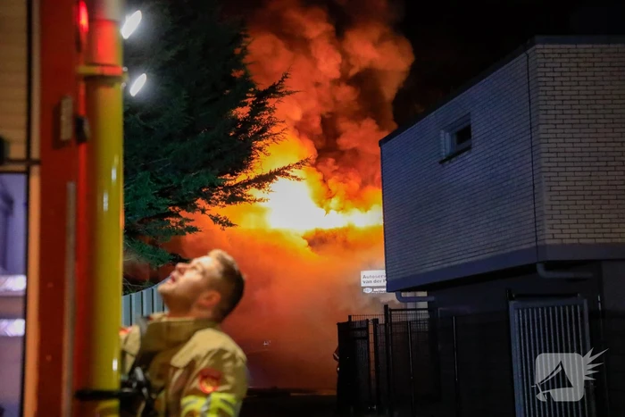 Grote vlammen bij uitslaande brand in garage pand