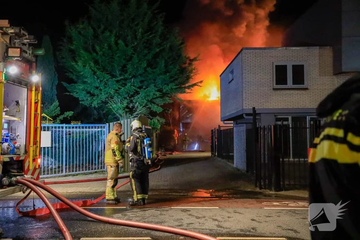Grote vlammen bij uitslaande brand in garage pand