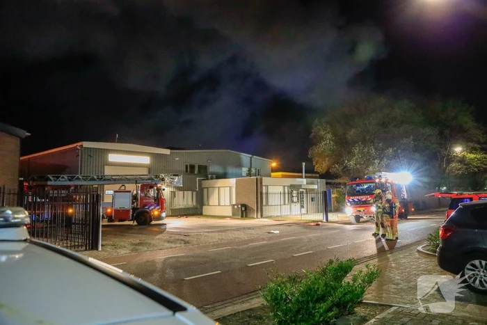 Grote vlammen bij uitslaande brand in garage pand