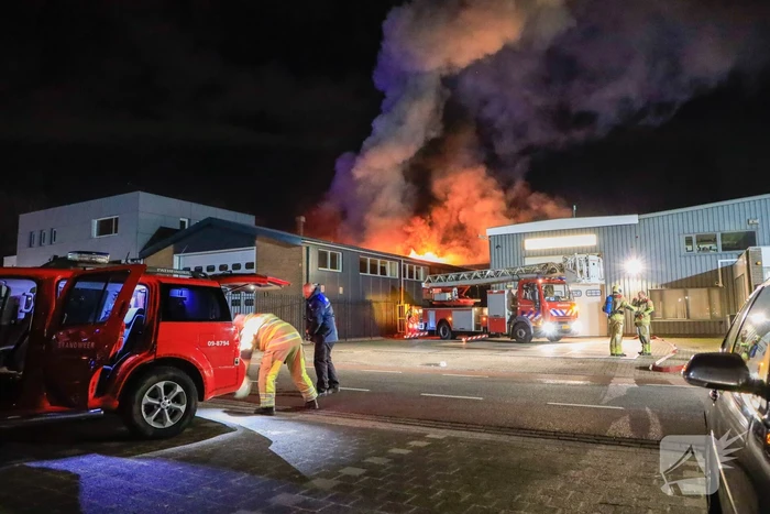 Grote vlammen bij uitslaande brand in garage pand