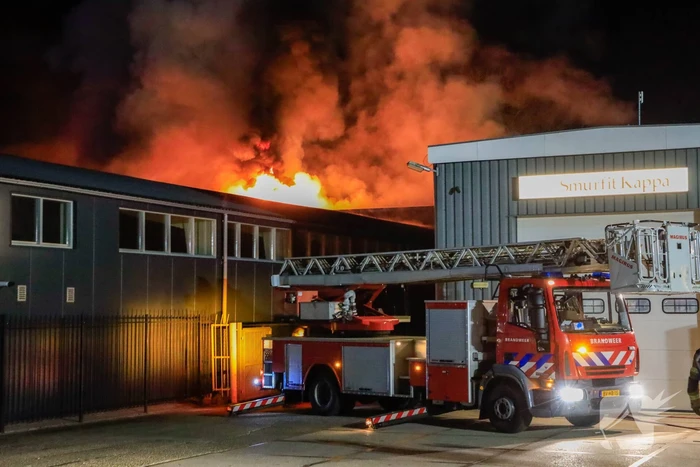 Grote vlammen bij uitslaande brand in garage pand