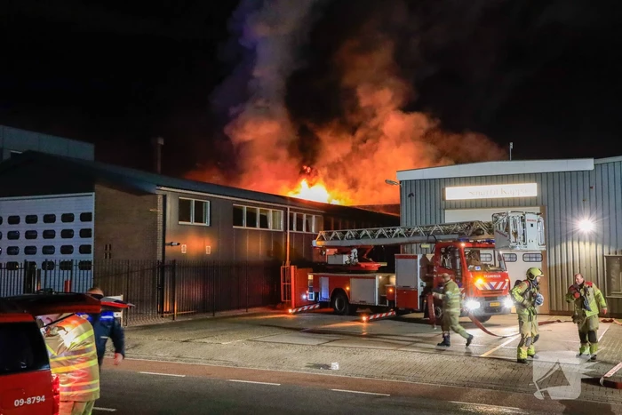 Grote vlammen bij uitslaande brand in garage pand