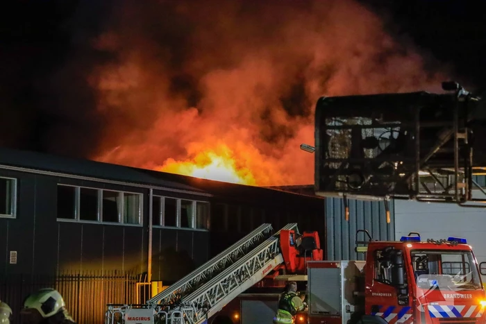 Grote vlammen bij uitslaande brand in garage pand