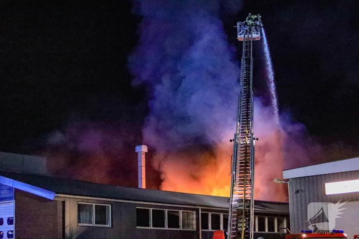 Grote vlammen bij uitslaande brand in garage pand