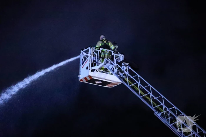 Grote vlammen bij uitslaande brand in garage pand