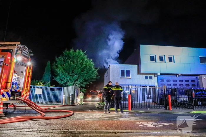 Grote vlammen bij uitslaande brand in garage pand