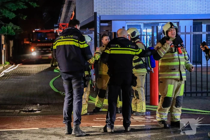 Grote vlammen bij uitslaande brand in garage pand