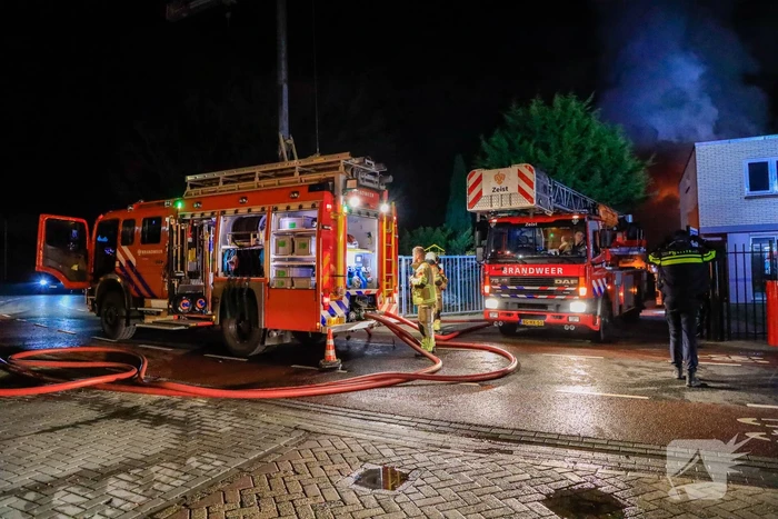 Grote vlammen bij uitslaande brand in garage pand