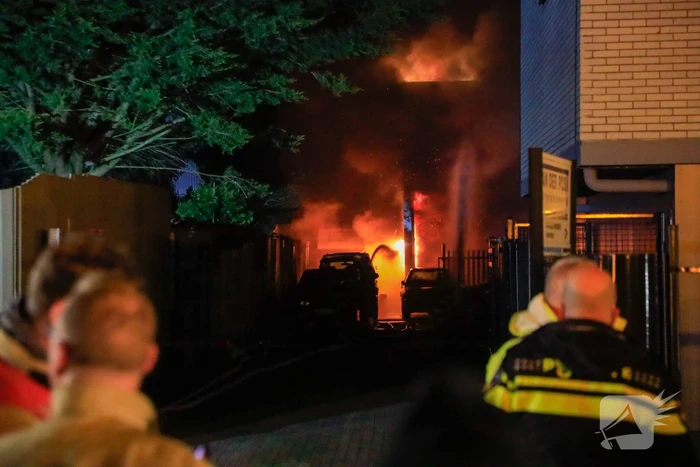 Grote vlammen bij uitslaande brand in garage pand