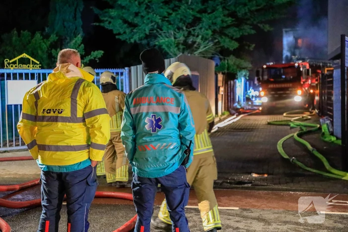 Grote vlammen bij uitslaande brand in garage pand