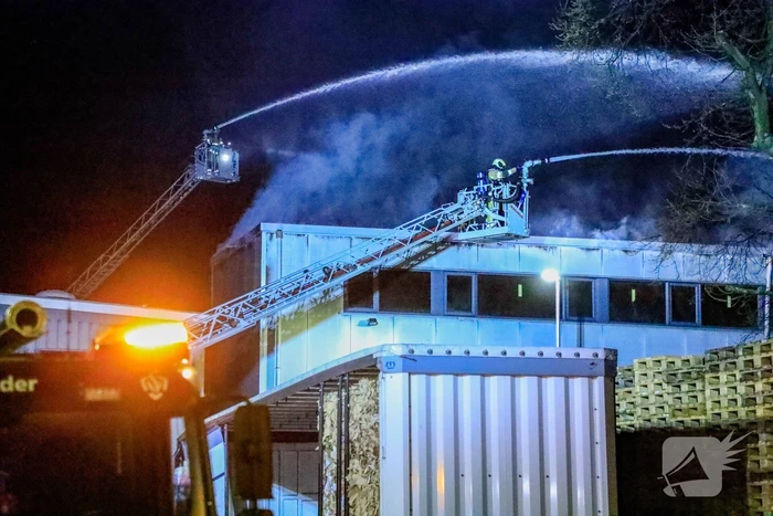 Grote vlammen bij uitslaande brand in garage pand