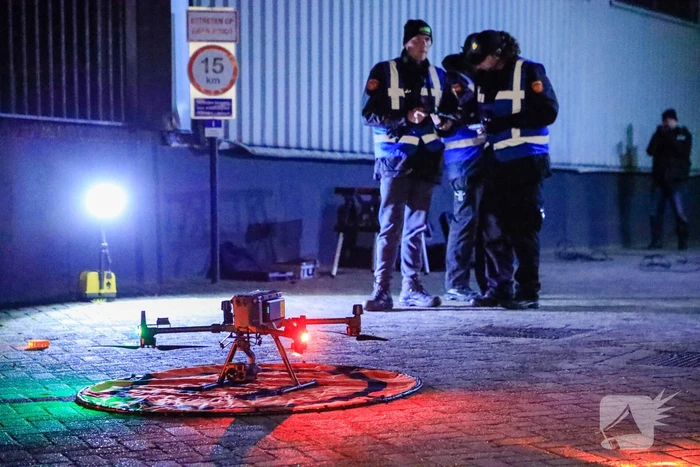 Grote vlammen bij uitslaande brand in garage pand