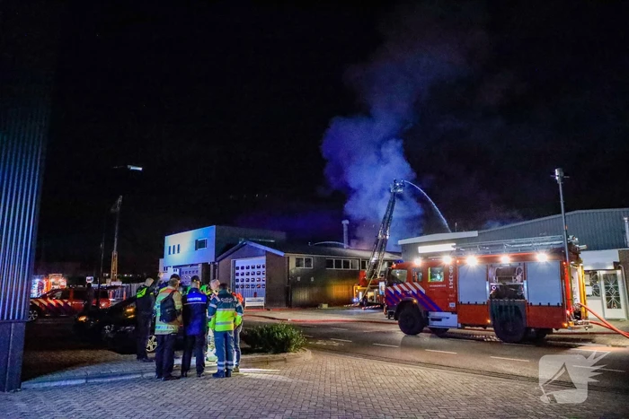 Grote vlammen bij uitslaande brand in garage pand