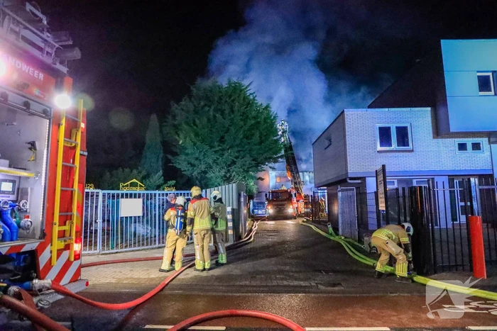 Grote vlammen bij uitslaande brand in garage pand