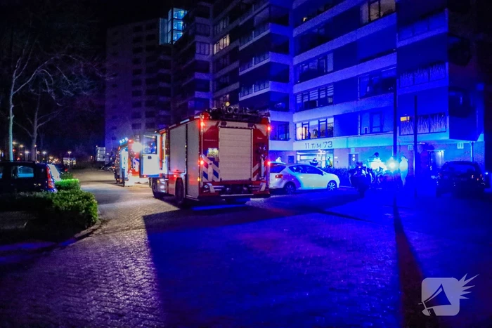 Brandweer redt persoon uit brandende woning