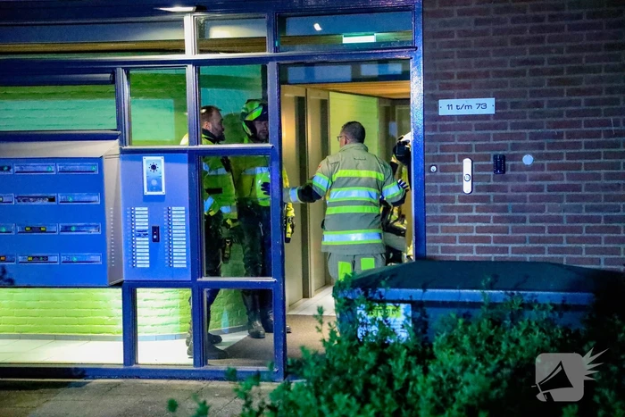 Brandweer redt persoon uit brandende woning