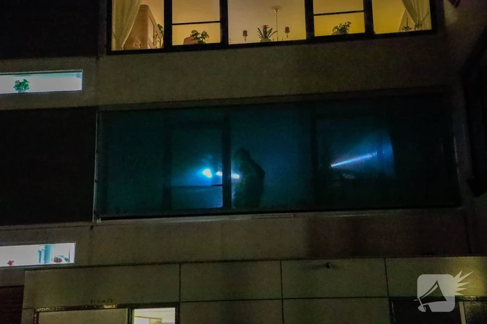 Brandweer redt persoon uit brandende woning