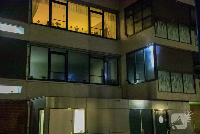 Brandweer redt persoon uit brandende woning