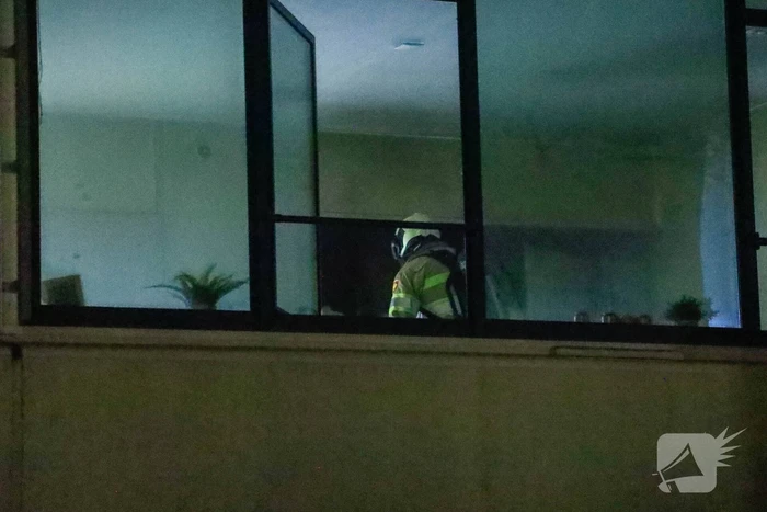 Brandweer redt persoon uit brandende woning