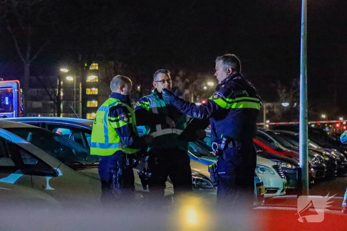 Brandweer redt persoon uit brandende woning