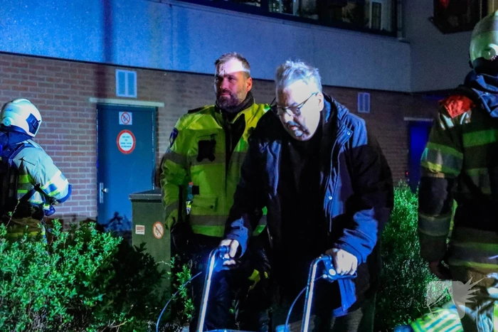 Brandweer redt persoon uit brandende woning
