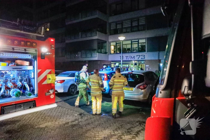 Brandweer redt persoon uit brandende woning